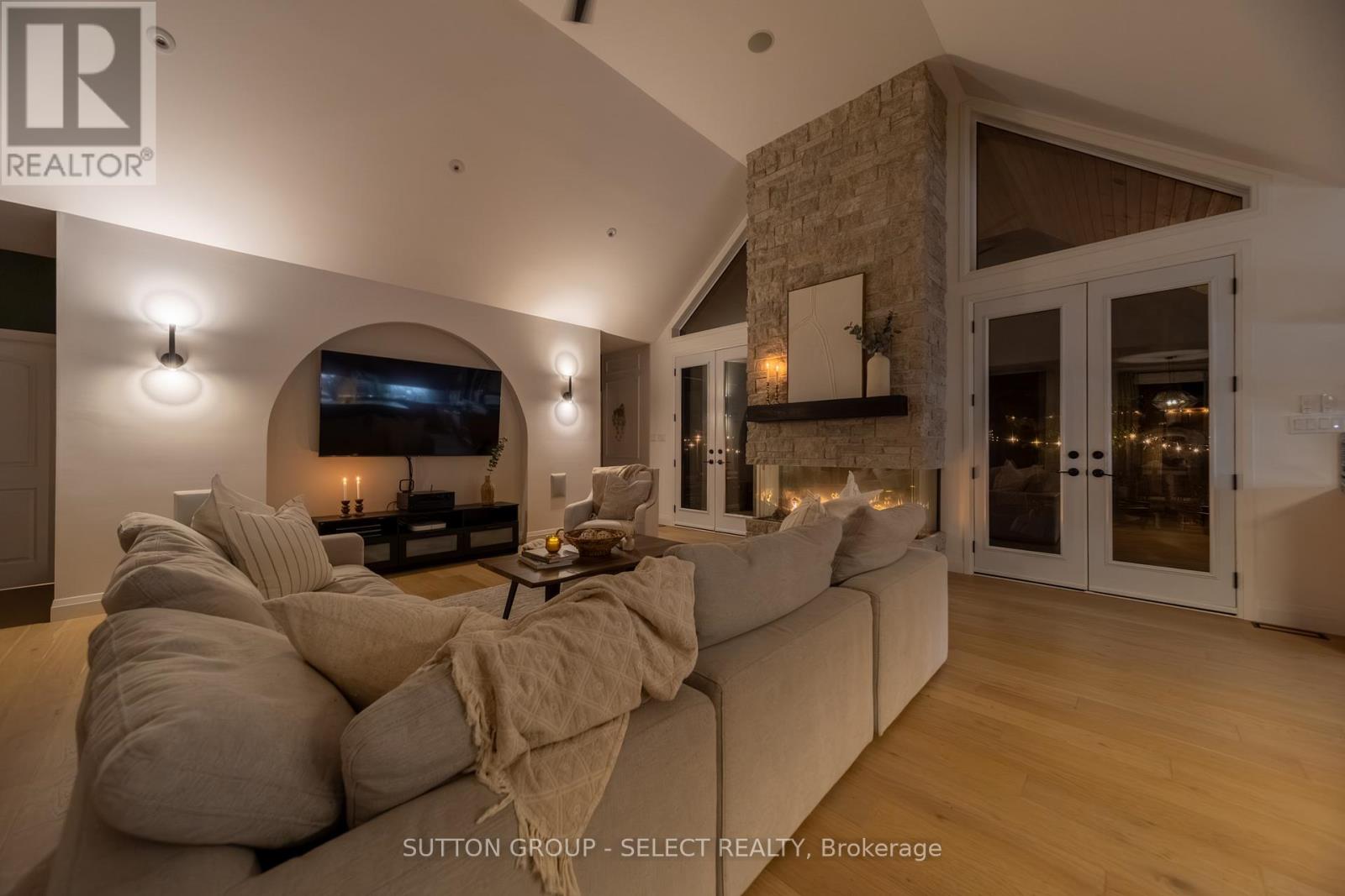 10111 Pinery Bluffs Road, Lambton Shores, Ontario  N0M 1T0 - Photo 11 - X13222982