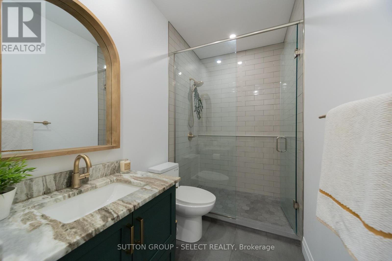 10111 Pinery Bluffs Road, Lambton Shores, Ontario  N0M 1T0 - Photo 36 - X13222982