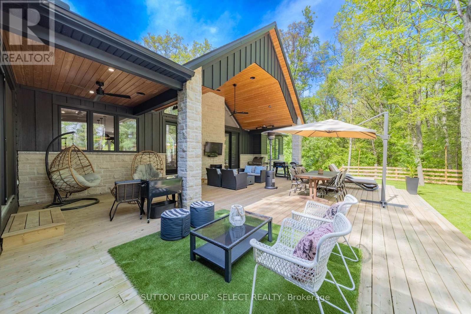 10111 Pinery Bluffs Road, Lambton Shores, Ontario  N0M 1T0 - Photo 41 - X13222982