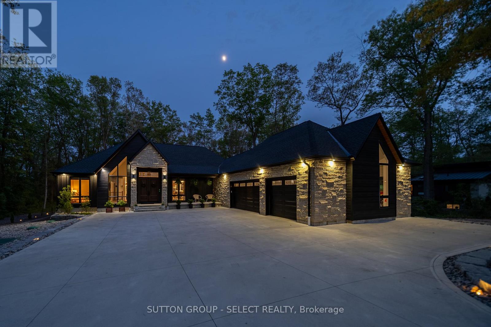 10111 Pinery Bluffs Road, Lambton Shores, Ontario  N0M 1T0 - Photo 7 - X13222982