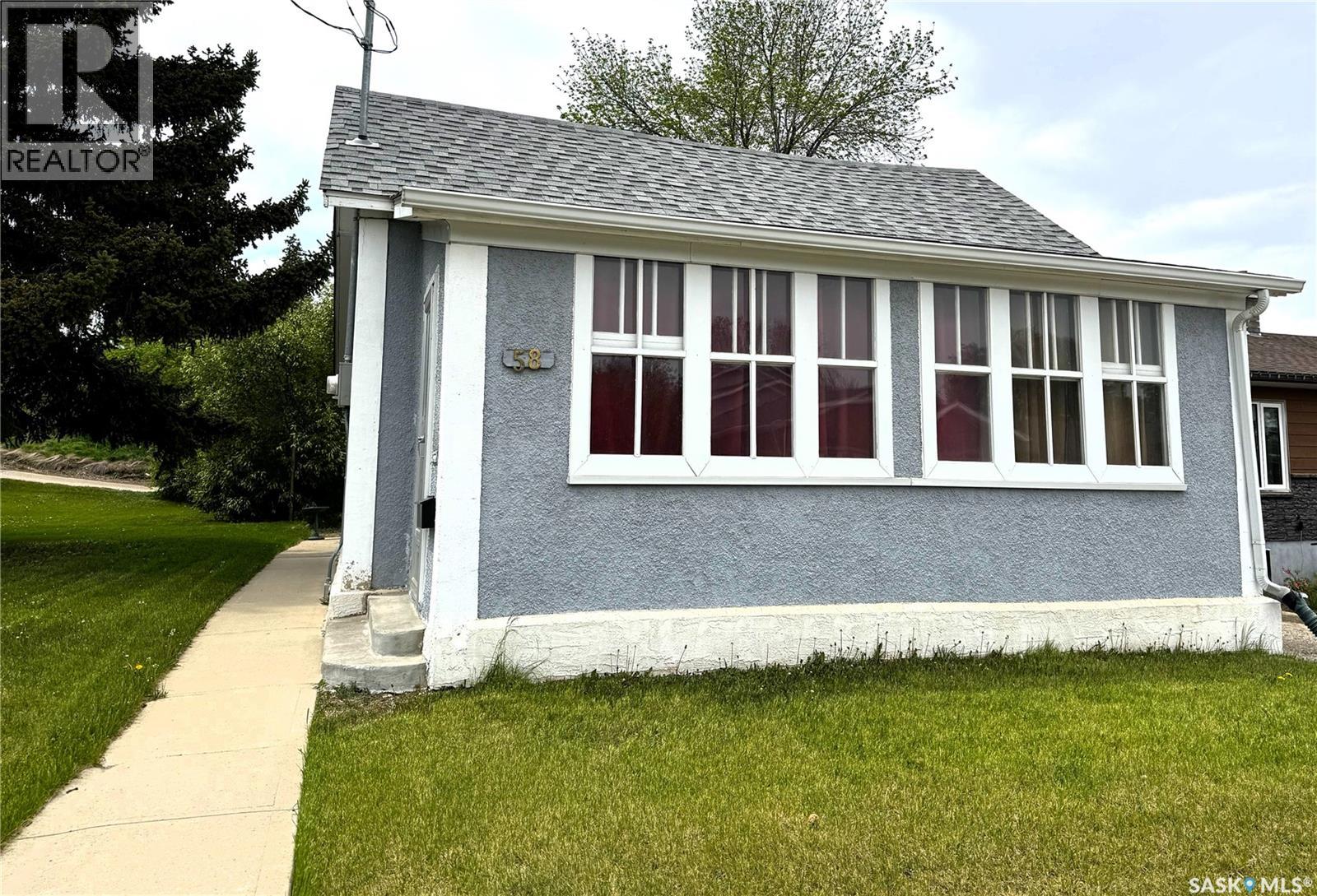 58 10th Avenue Ne, Swift Current, Saskatchewan S9H 2T2 - Photo 1 - SK037782
