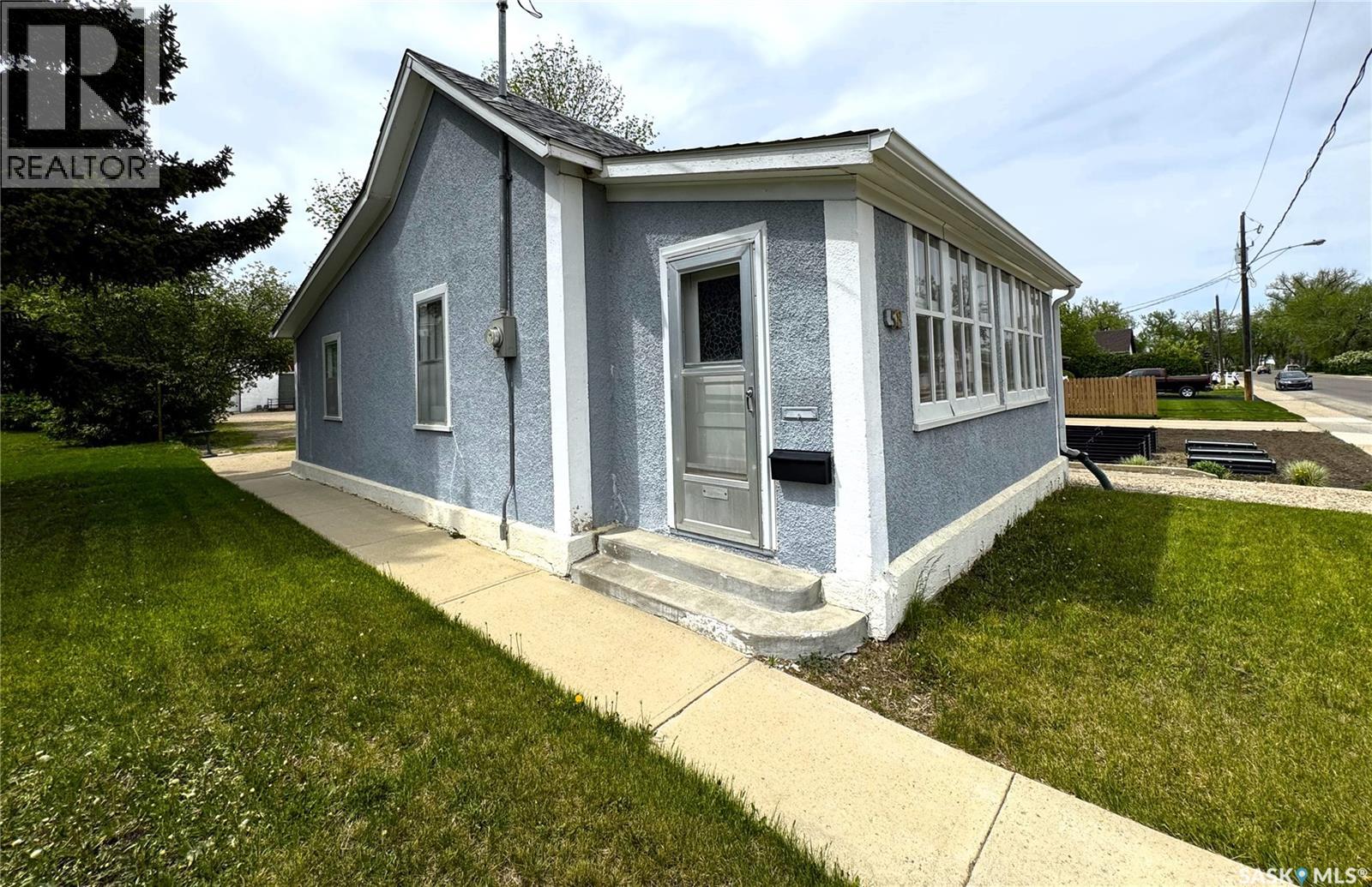 58 10th Avenue Ne, Swift Current, Saskatchewan S9H 2T2 - Photo 2 - SK037782