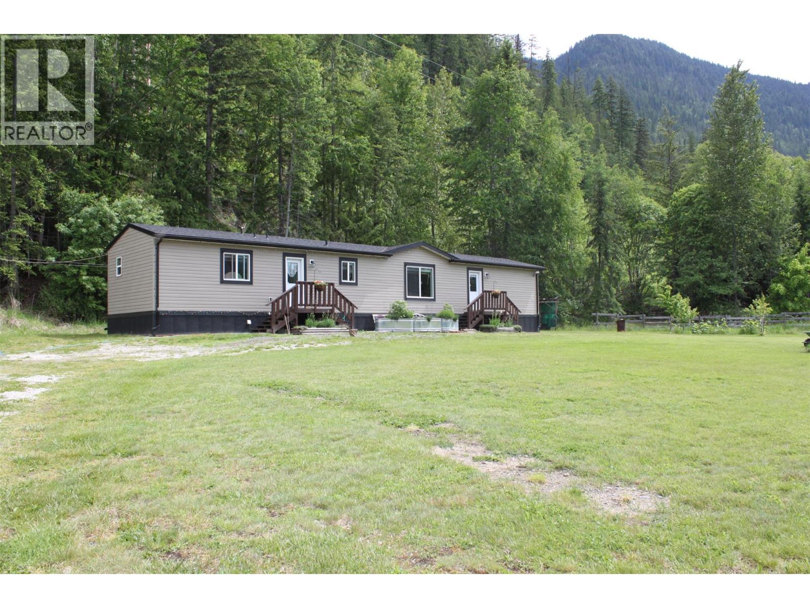 3015 6 Highway, Nakusp, British Columbia  V0G 1R1 - Photo 28 - 10389288