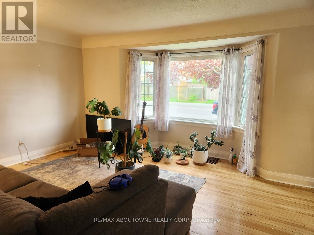 295 Queensdale Avenue E, Hamilton, Ontario  L9A 1L3 - Photo 3 - X13222830