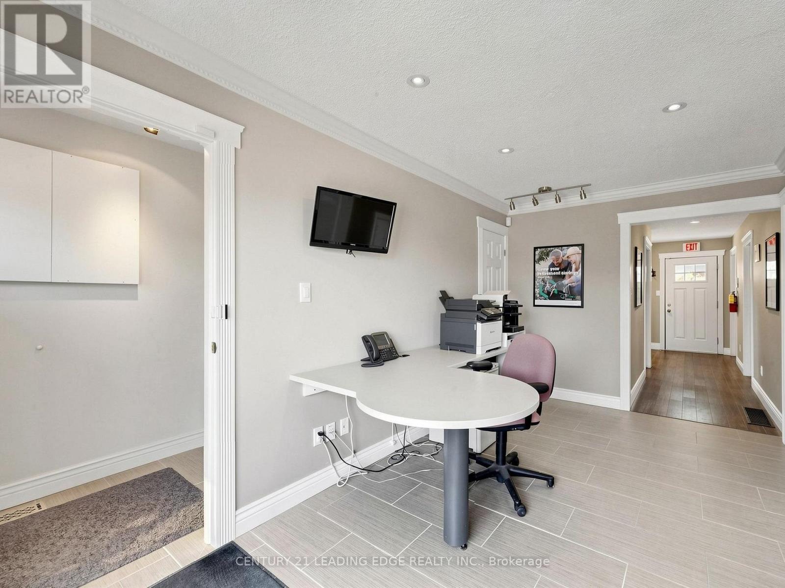 21 Metro Road S, Georgina, Ontario  L4P 1V7 - Photo 5 - N13222996
