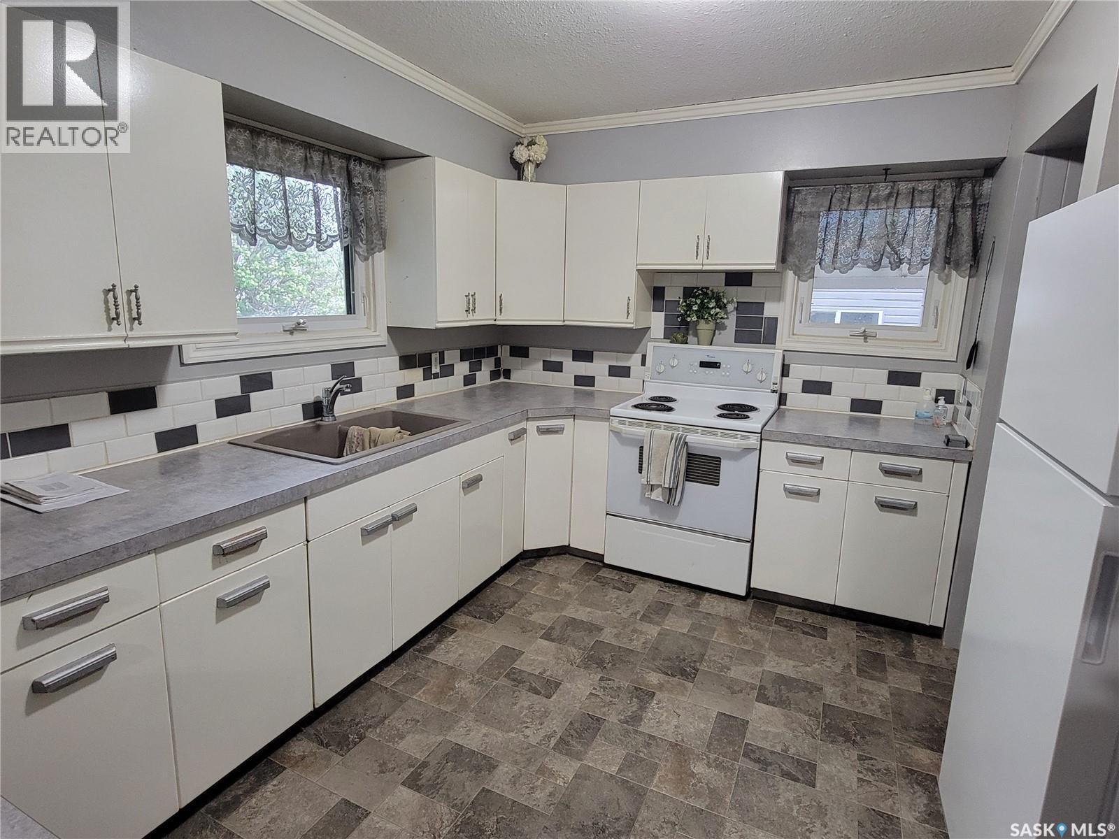 235 2nd Avenue E, Unity, Saskatchewan  S0K 4L0 - Photo 2 - SK037432