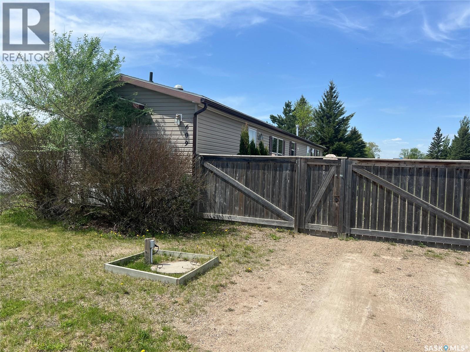 609 6th Street E, Meadow Lake, Saskatchewan S9X 1X9 - Photo 1 - SK037802