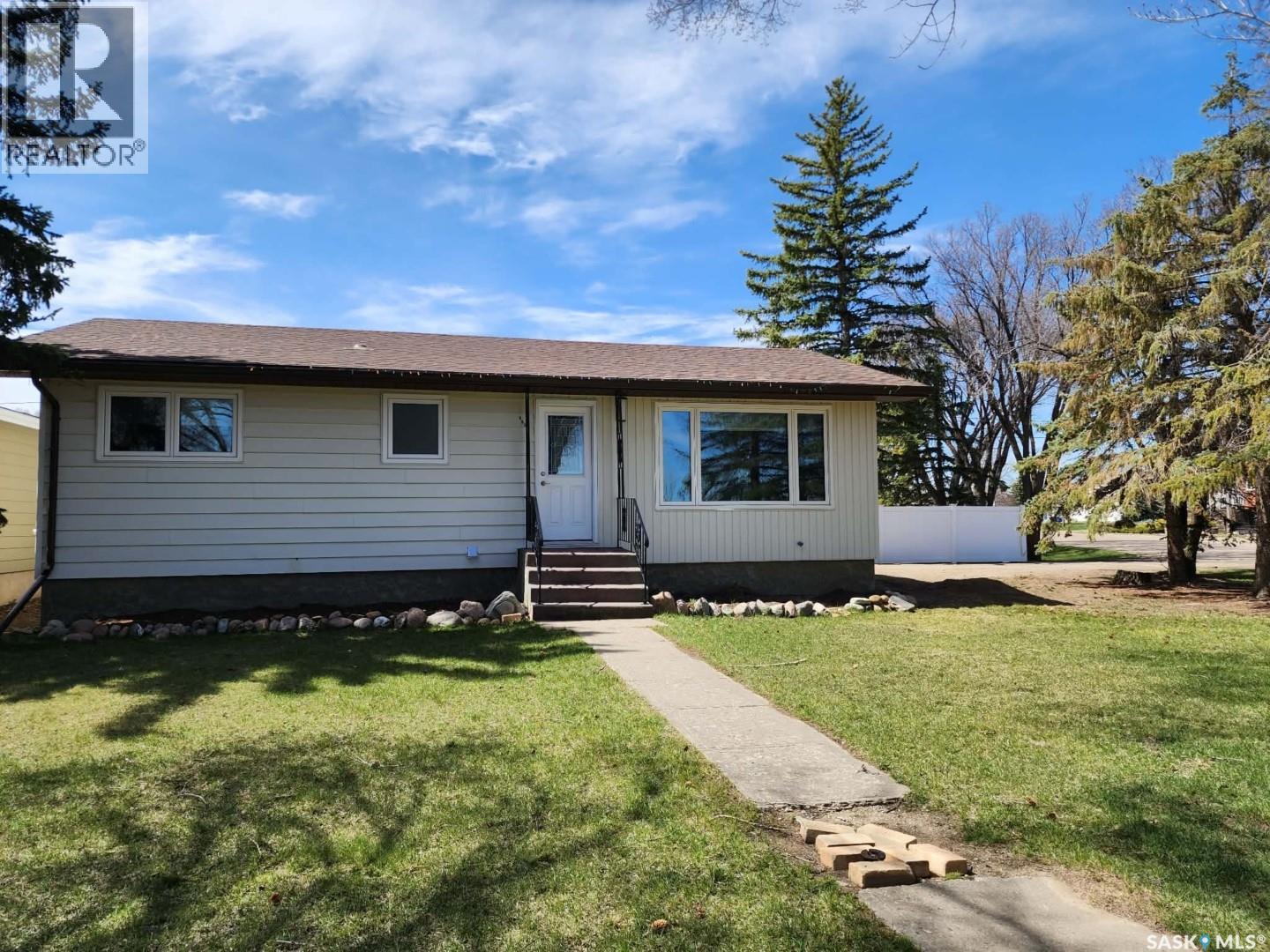 891 2nd Street E, Shaunavon, Saskatchewan S0N 2M0 - Photo 2 - SK037793
