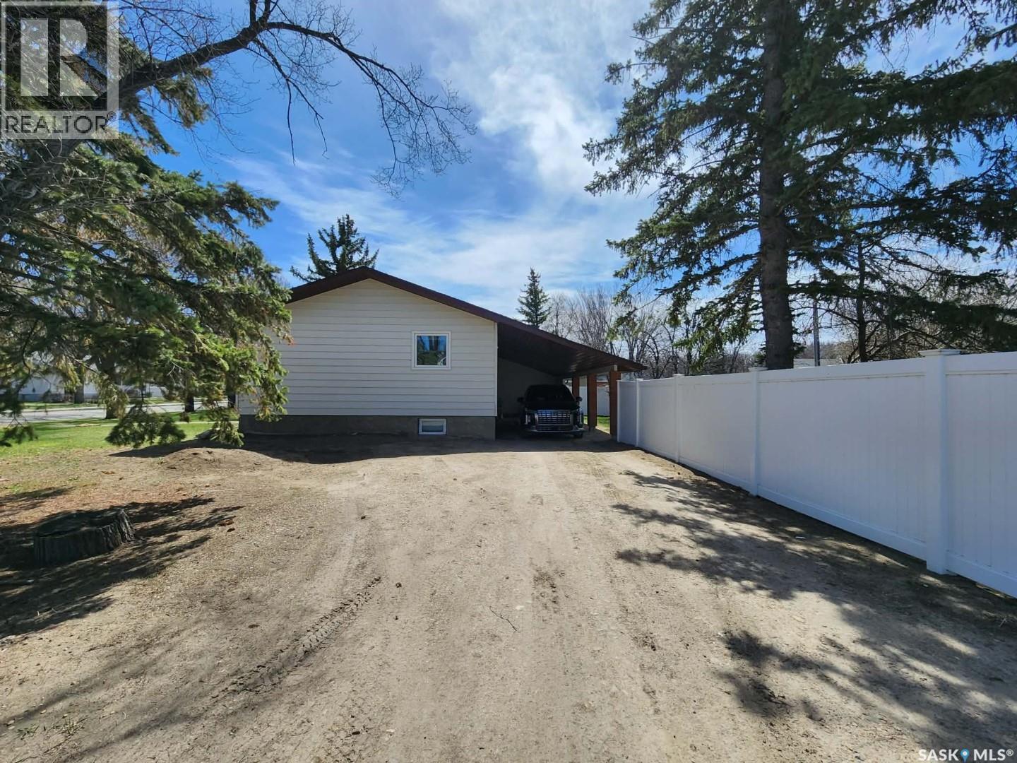 891 2nd Street E, Shaunavon, Saskatchewan S0N 2M0 - Photo 3 - SK037793