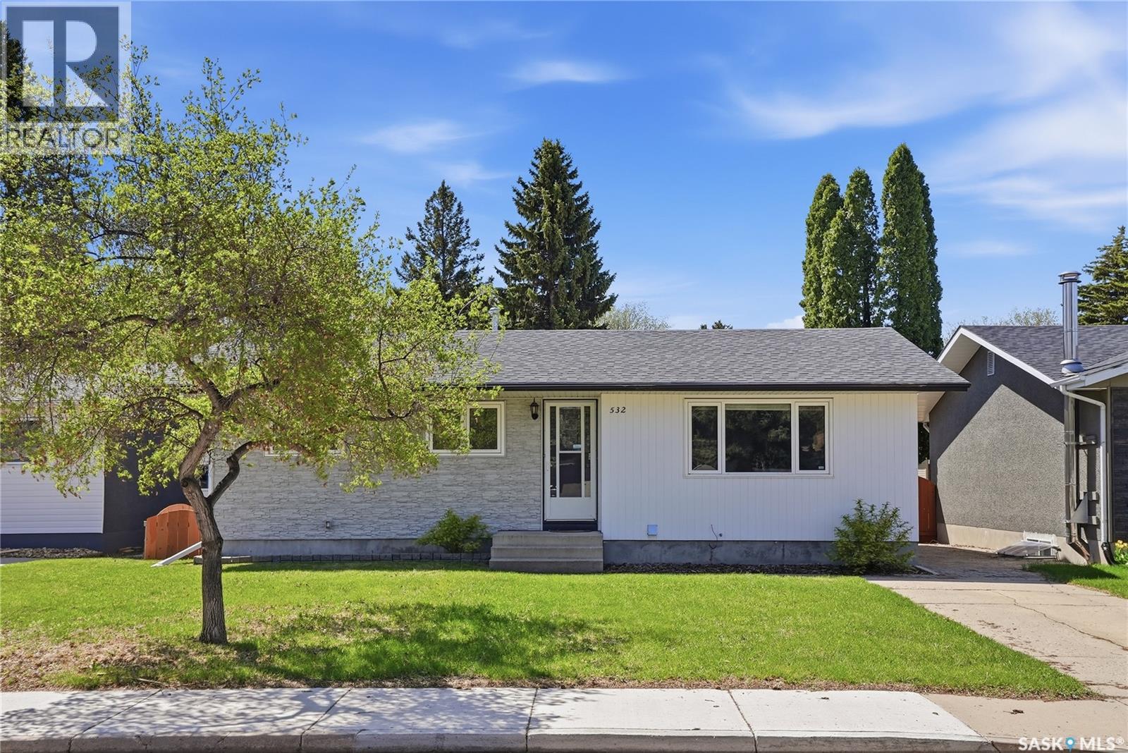 532 East Place, Saskatoon, Saskatchewan  S7J 2Y8 - Photo 2 - SK037771
