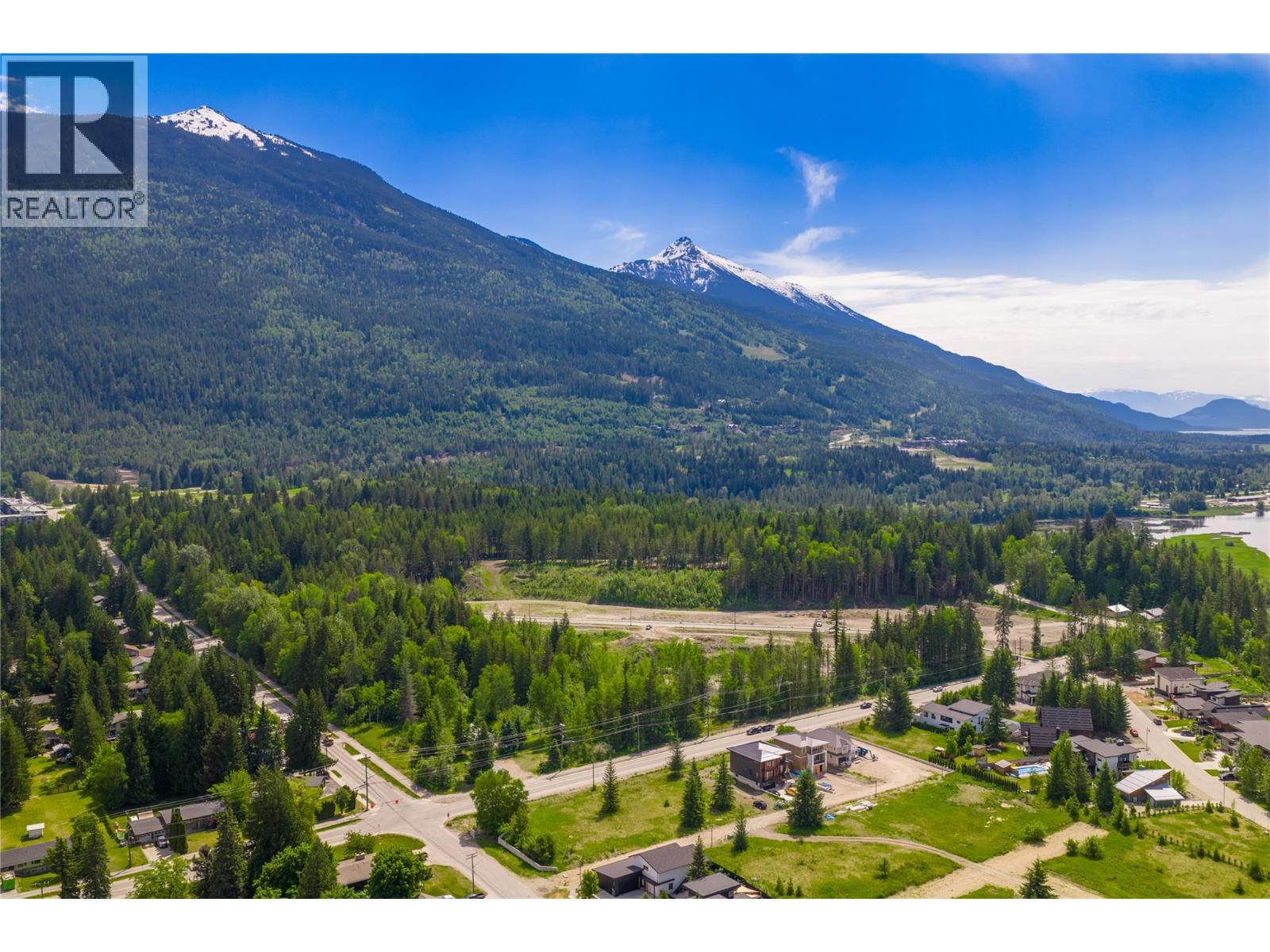 2006 Lanzo Lane, Revelstoke, British Columbia  V0E 2S1 - Photo 5 - 10389108