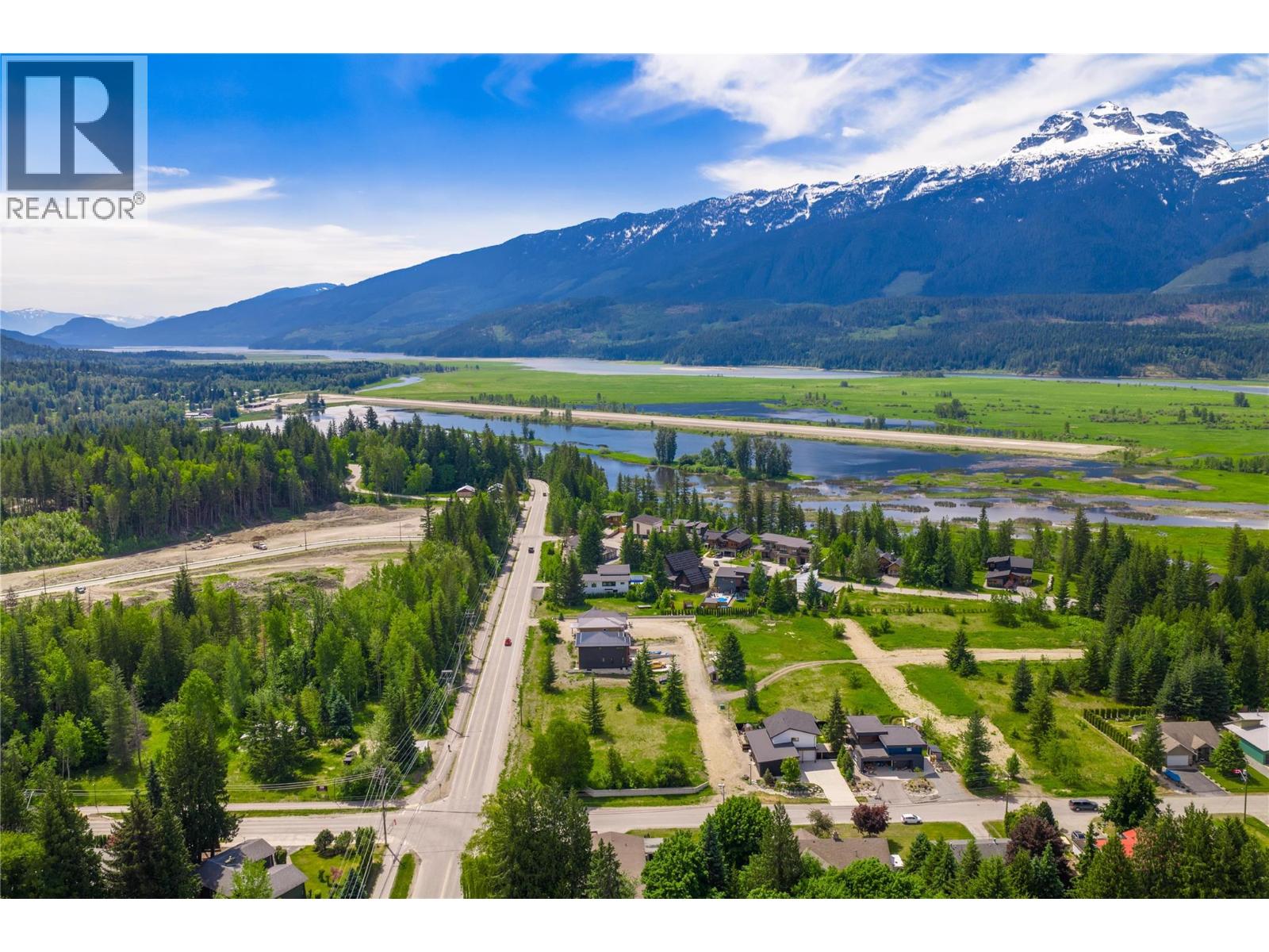 2006 Lanzo Lane, Revelstoke, British Columbia  V0E 2S1 - Photo 4 - 10389108