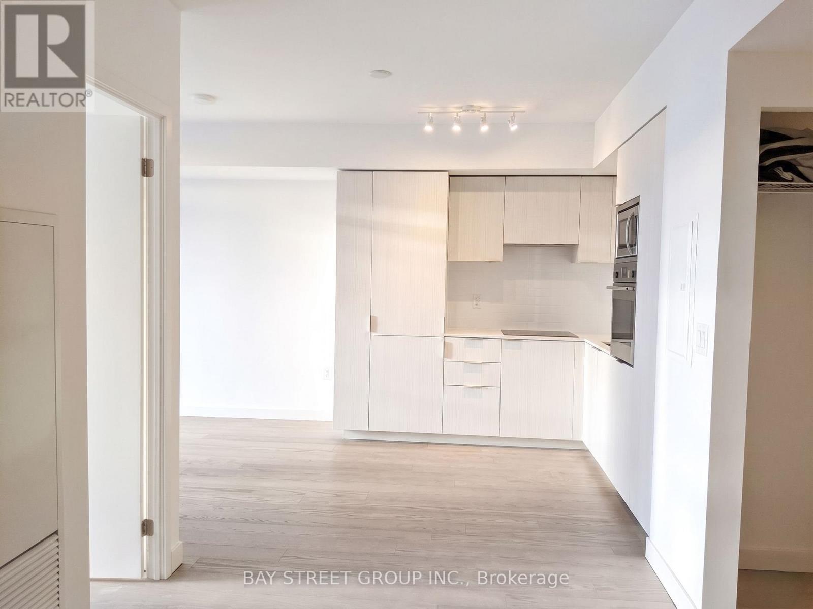 1606 - 11 Wellesley Street W, Toronto, Ontario  M4Y 1E8 - Photo 2 - C13223392