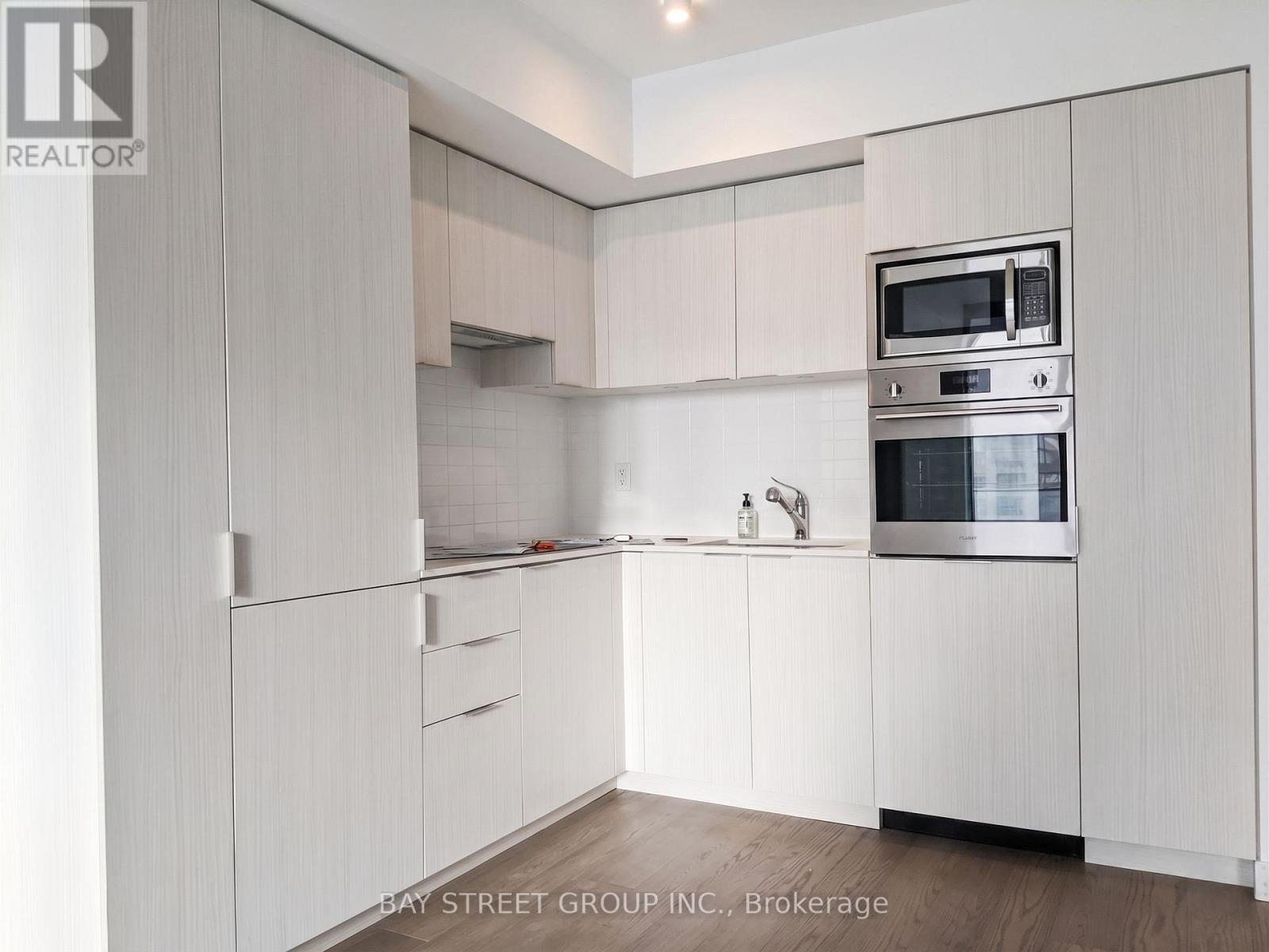 1606 - 11 Wellesley Street W, Toronto, Ontario  M4Y 1E8 - Photo 3 - C13223392