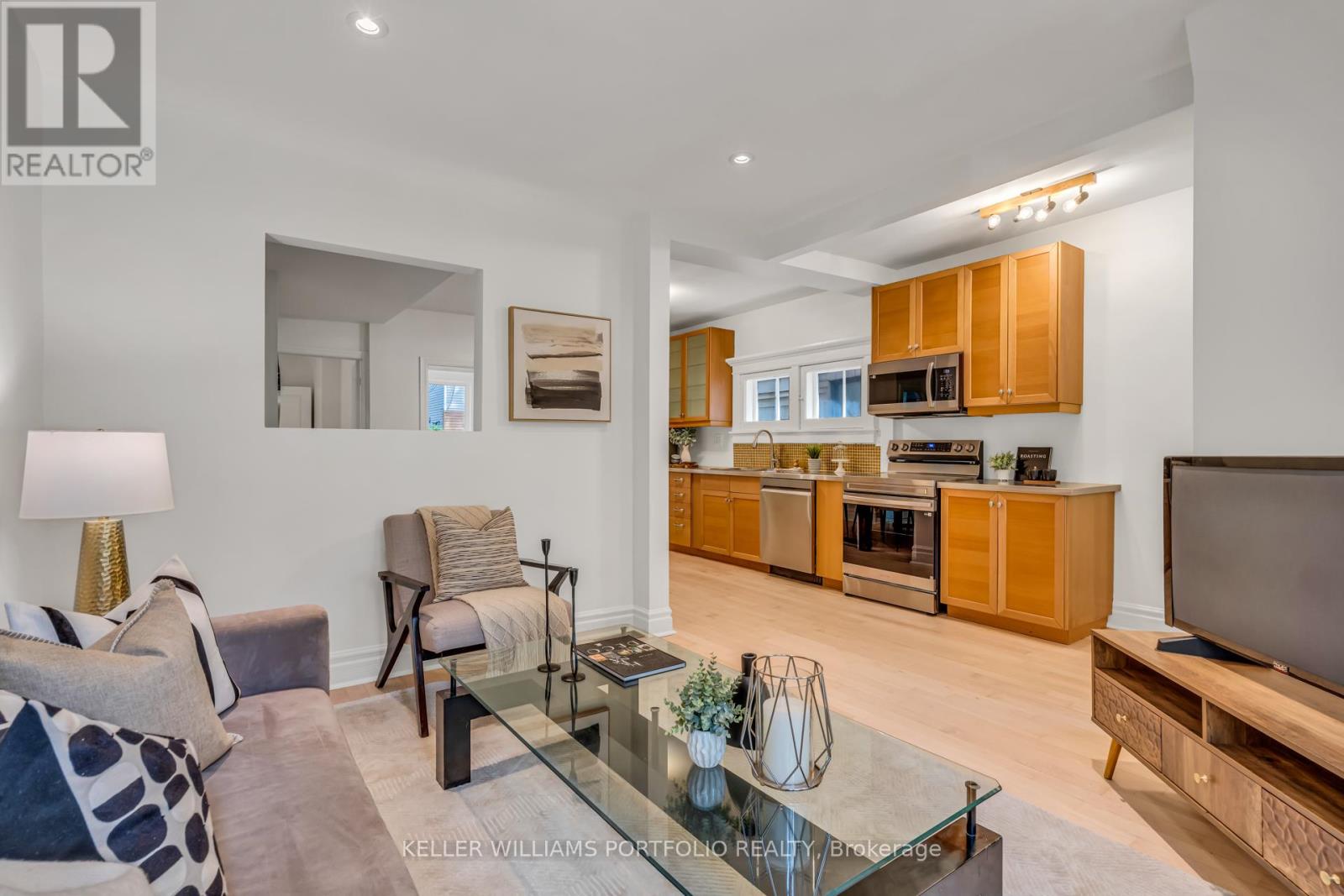 79 Gore Vale Avenue, Toronto, Ontario  M6J 2R5 - Photo 6 - C13223400