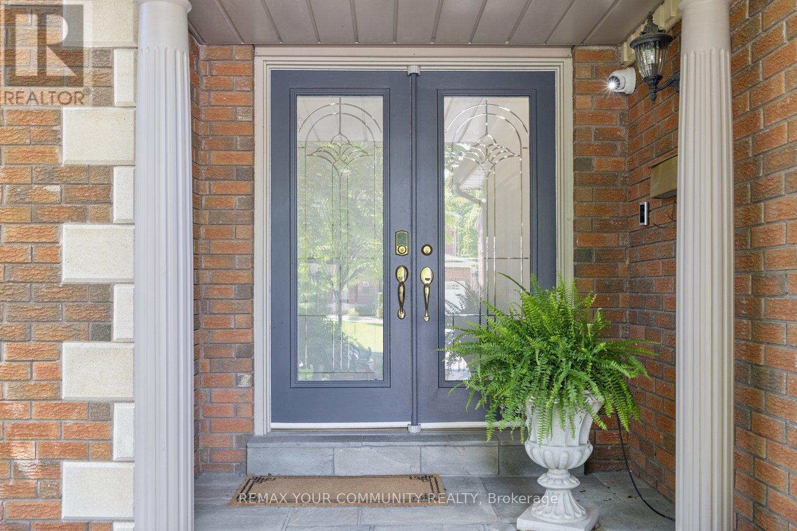 2 Riggs Court, Richmond Hill, Ontario  L4C 9N7 - Photo 3 - N13223174
