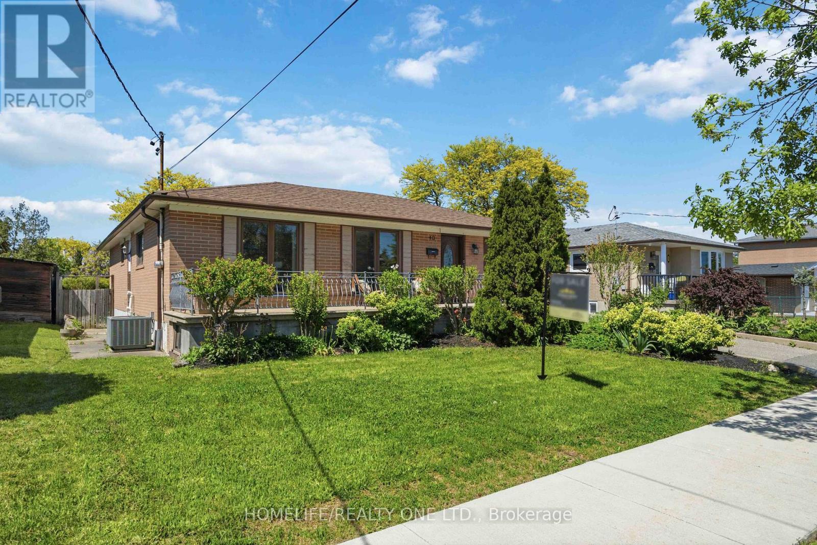 40 Wheatsheaf Crescent, Toronto, Ontario  M3N 1P6 - Photo 2 - W13222708