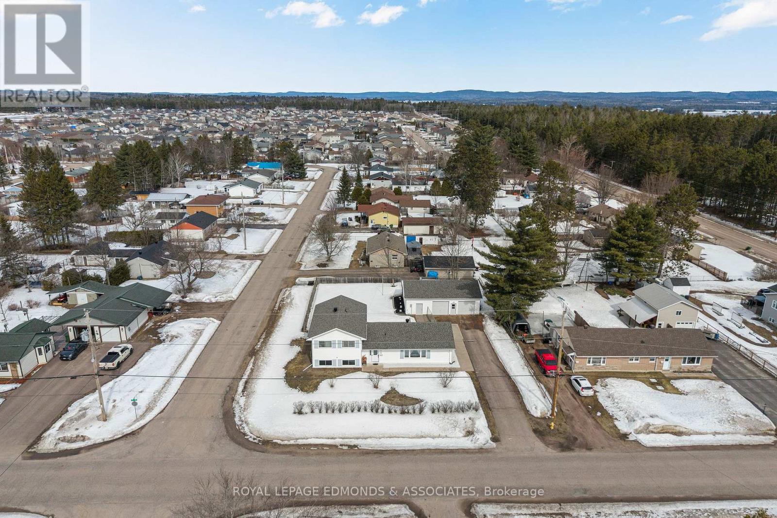 31 Silke Drive, Petawawa, Ontario K8H 2L3 - Photo 47 - X12955790