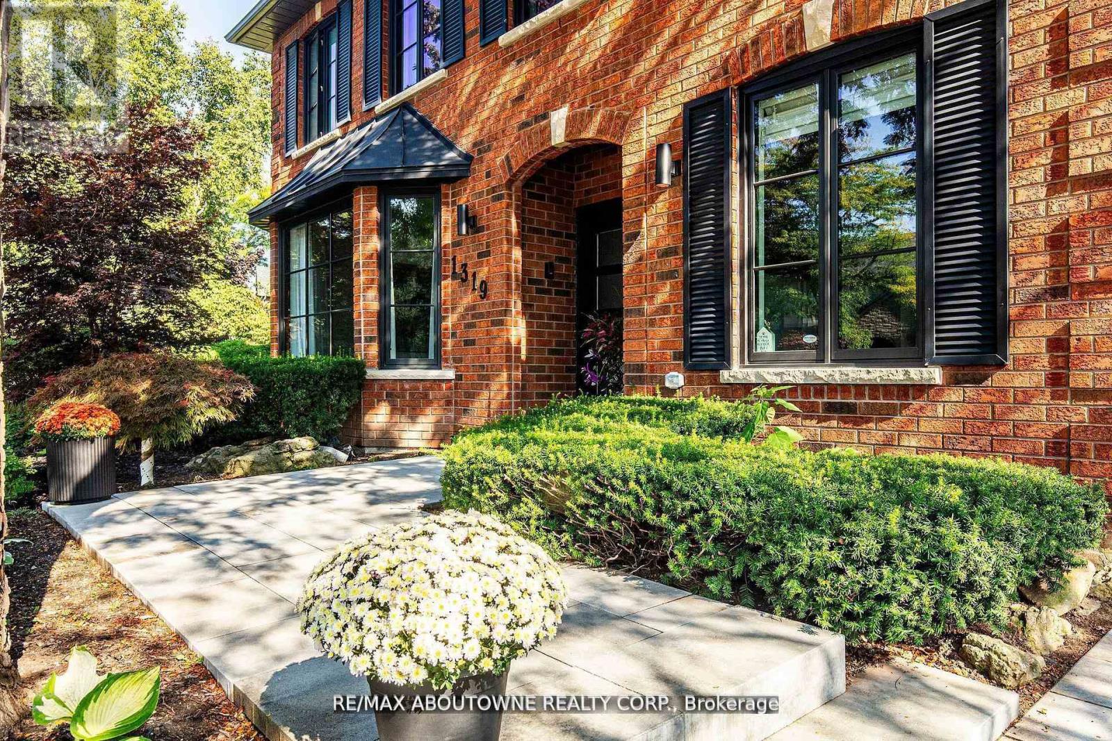 1319 Greeneagle Drive, Oakville, Ontario  L6M 2N1 - Photo 6 - W13223086