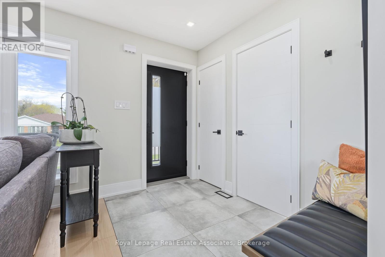 37 Windsor Road, Halton Hills, Ontario  L7G 1S8 - Photo 3 - W13223364