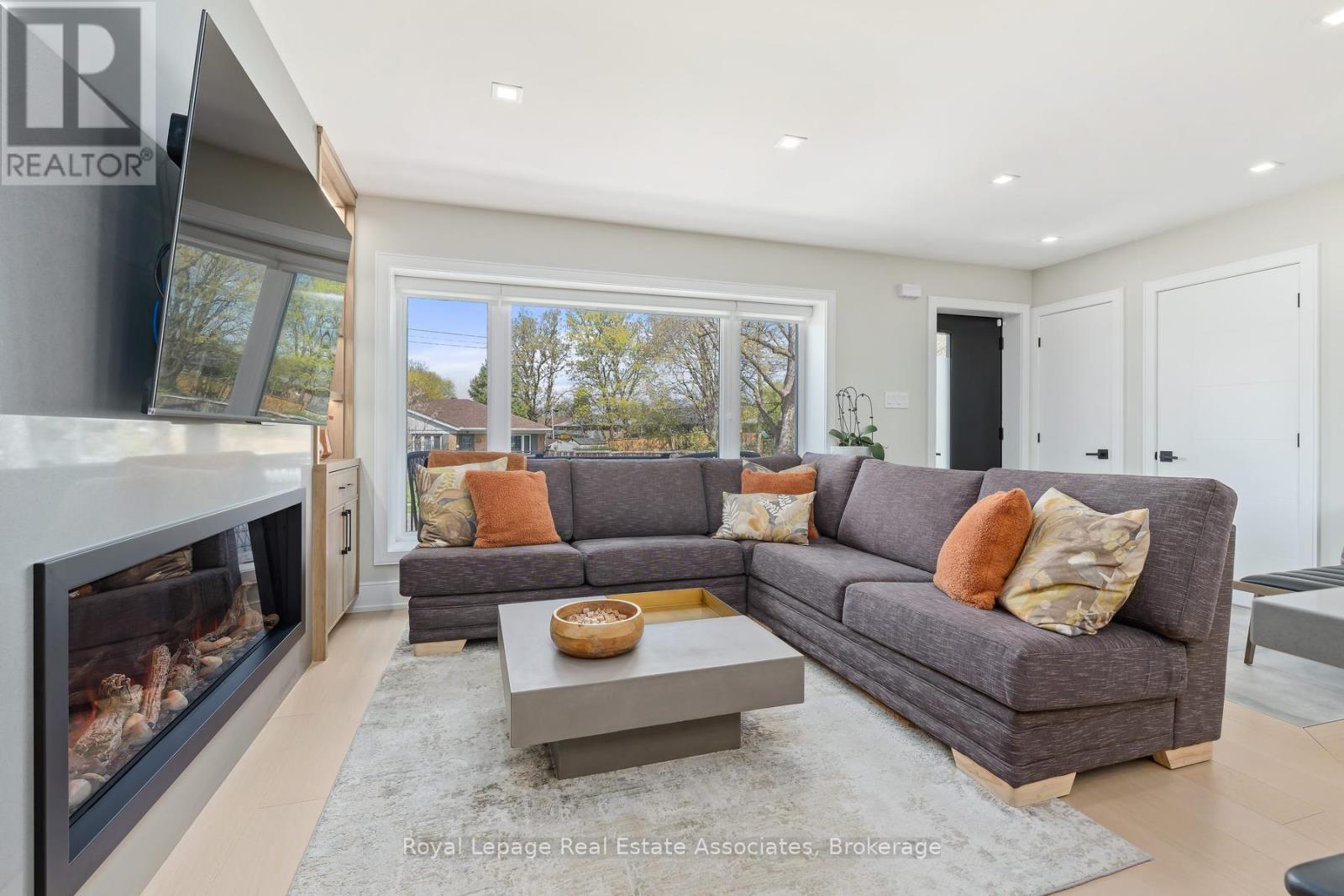 37 Windsor Road, Halton Hills, Ontario  L7G 1S8 - Photo 6 - W13223364