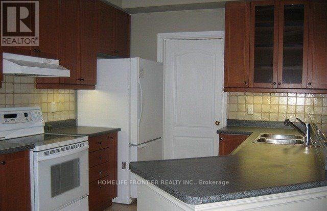 402 - 3351 Cawthra Road, Mississauga, Ontario  L5A 4N5 - Photo 2 - W13223410