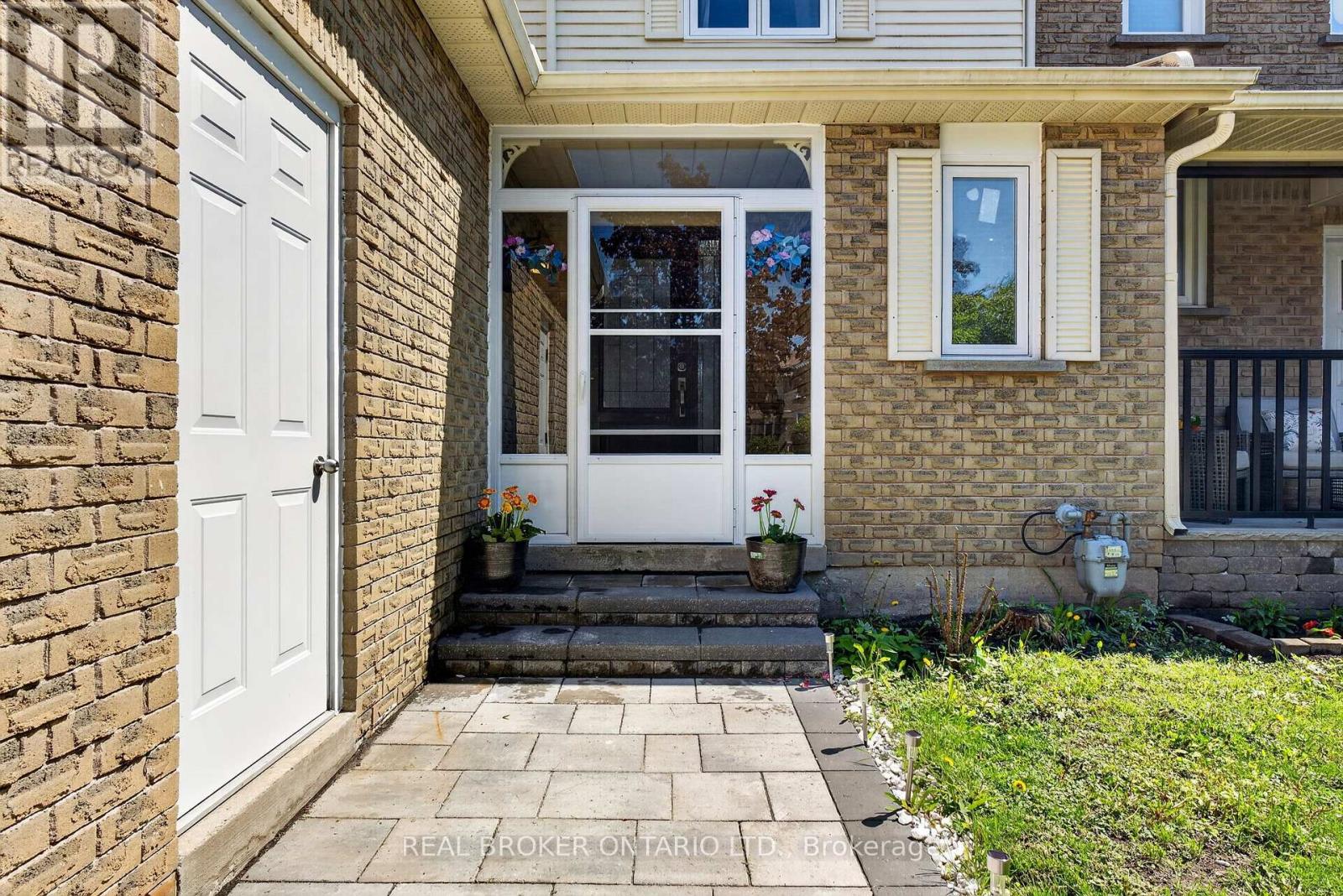 1523 Bentley Lane, Pickering, Ontario  L1X 2M6 - Photo 4 - E13223480