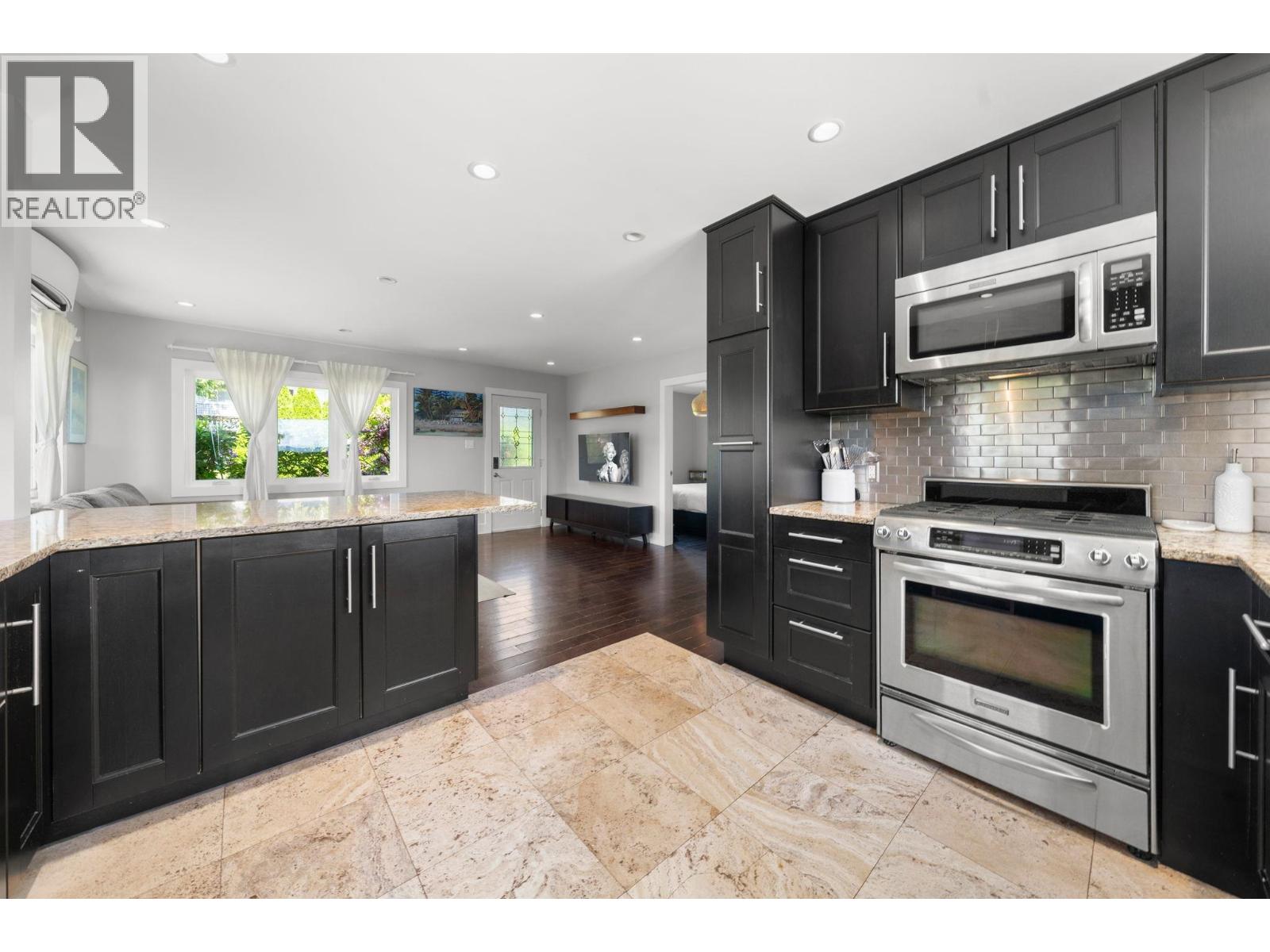 803 Calverhall Street, North Vancouver, British Columbia  V7L 1X8 - Photo 10 - R3130205