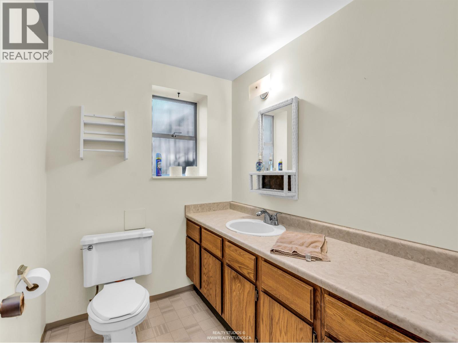 1110 Lodge Road, North Vancouver, British Columbia  V7R 1W8 - Photo 35 - R3130277