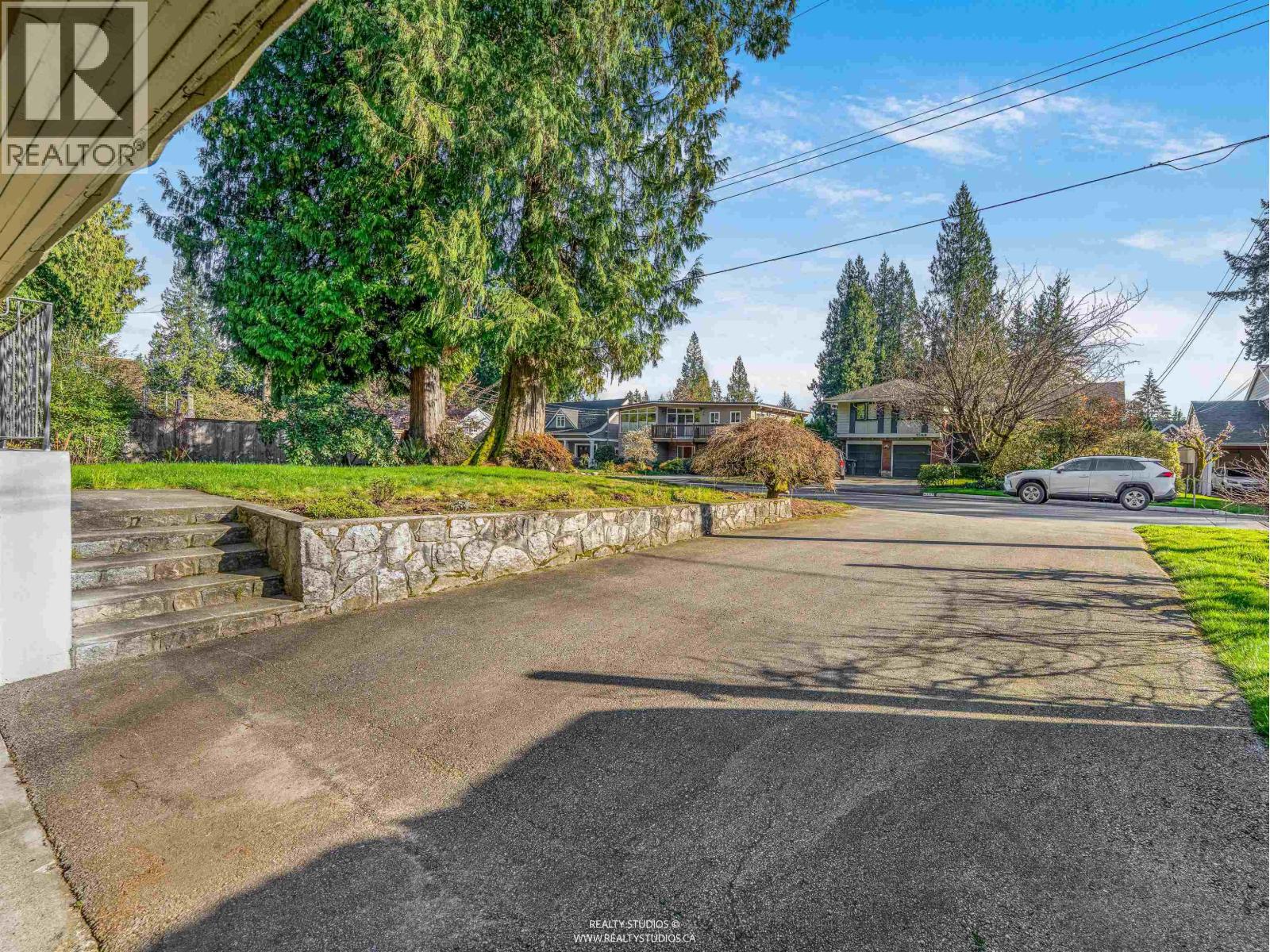 1110 Lodge Road, North Vancouver, British Columbia  V7R 1W8 - Photo 4 - R3130277