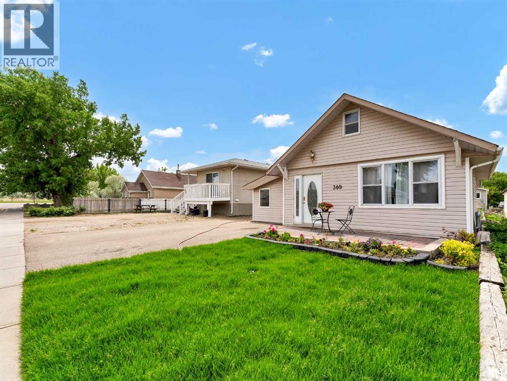 309 1 Street Nw, Redcliff, Alberta  T0J 2P2 - Photo 3 - A2315508