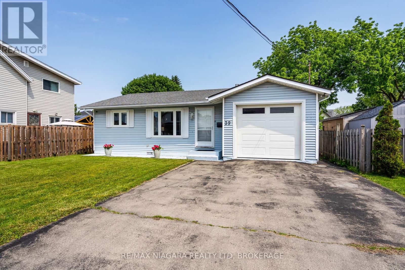 39 Pine Street, Port Colborne, Ontario  L3K 3N6 - Photo 3 - X13223770