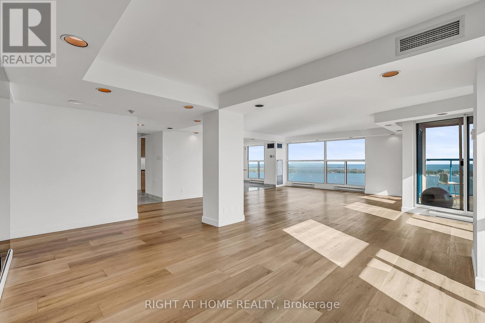 3008 - 99 Harbour Square, Toronto, Ontario  M5J 2H2 - Photo 11 - C13223720