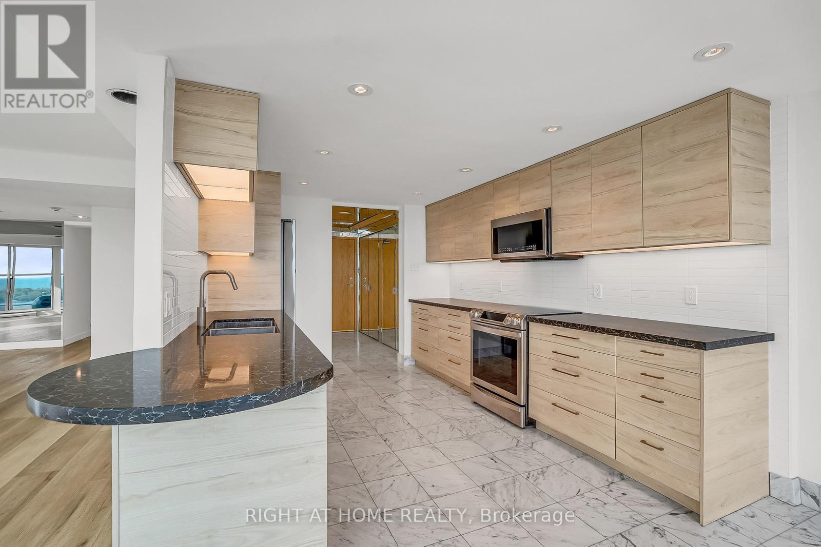 3008 - 99 Harbour Square, Toronto, Ontario  M5J 2H2 - Photo 19 - C13223720