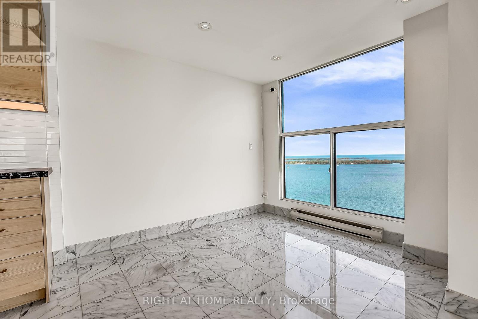 3008 - 99 Harbour Square, Toronto, Ontario  M5J 2H2 - Photo 23 - C13223720