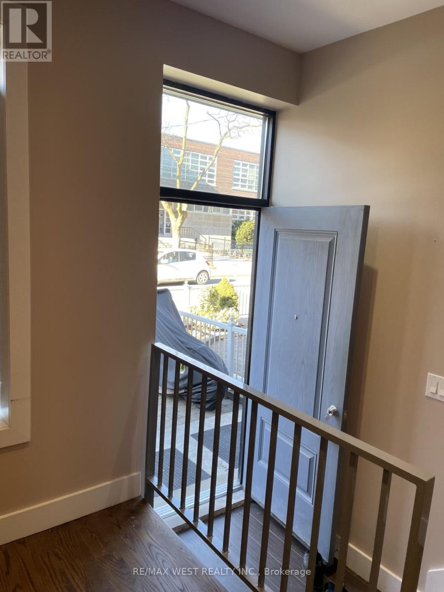 Main - 111 Lippincott Street, Toronto, Ontario  M5S 2P2 - Photo 2 - C13223798