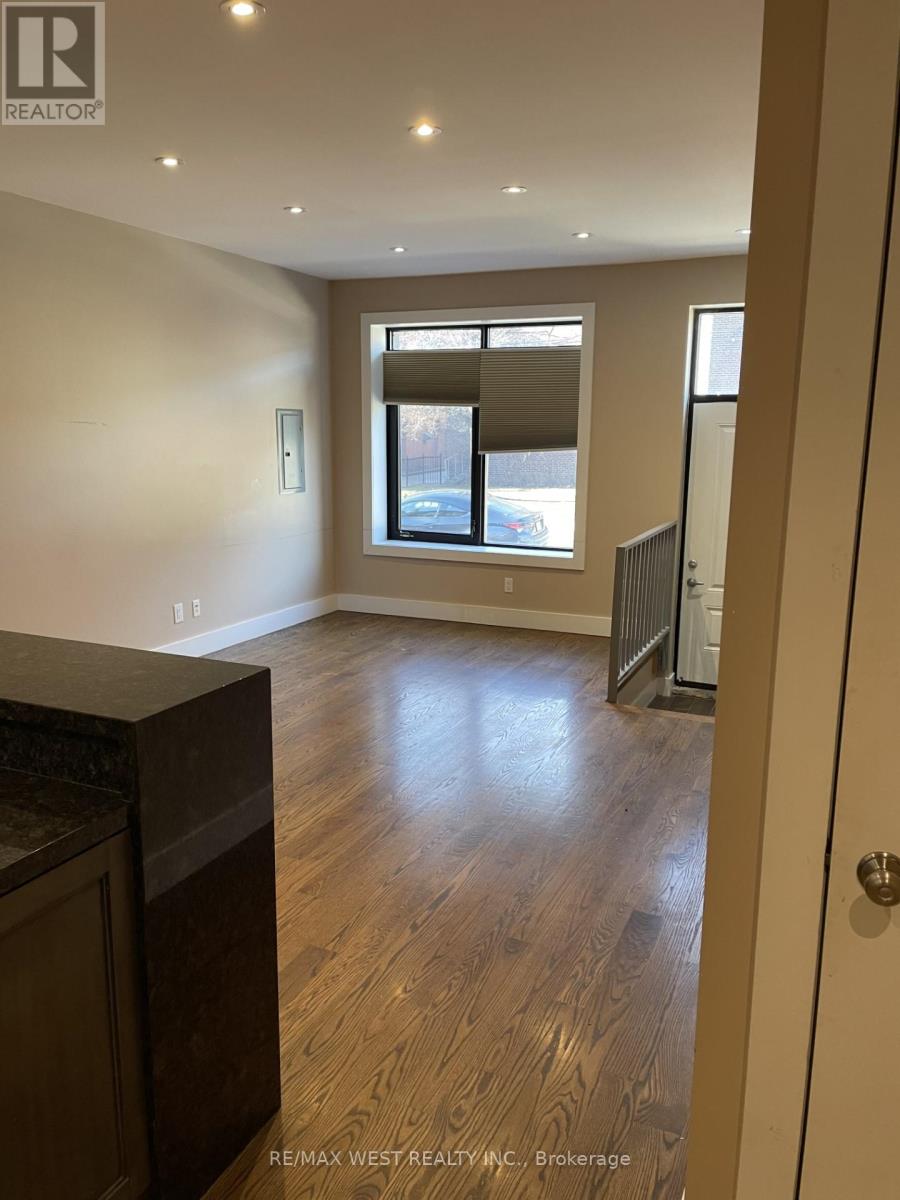 Main - 111 Lippincott Street, Toronto, Ontario  M5S 2P2 - Photo 4 - C13223798