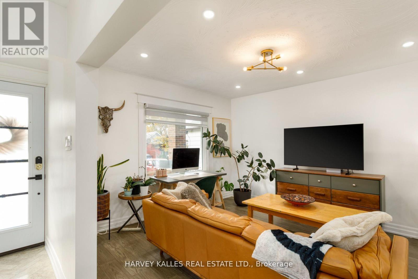 139 King Edward Avenue, Toronto, Ontario  M4C 5J7 - Photo 5 - E13223858