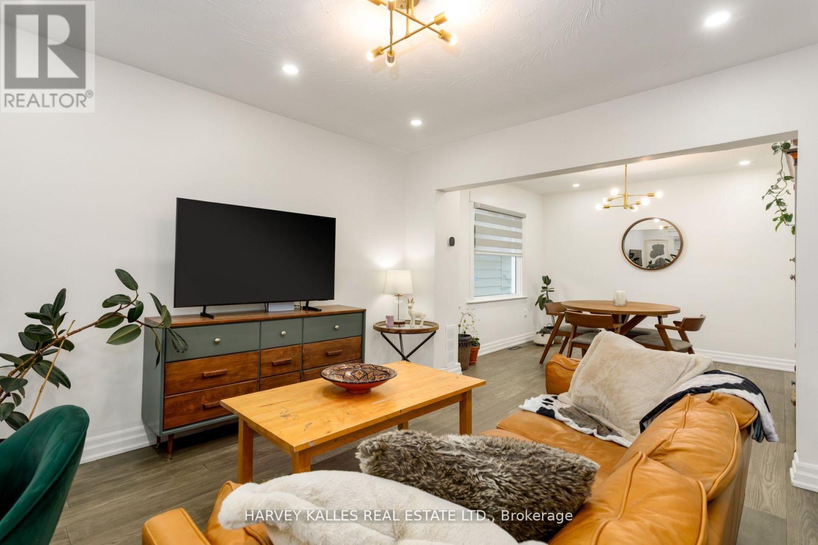 139 King Edward Avenue, Toronto, Ontario  M4C 5J7 - Photo 7 - E13223858