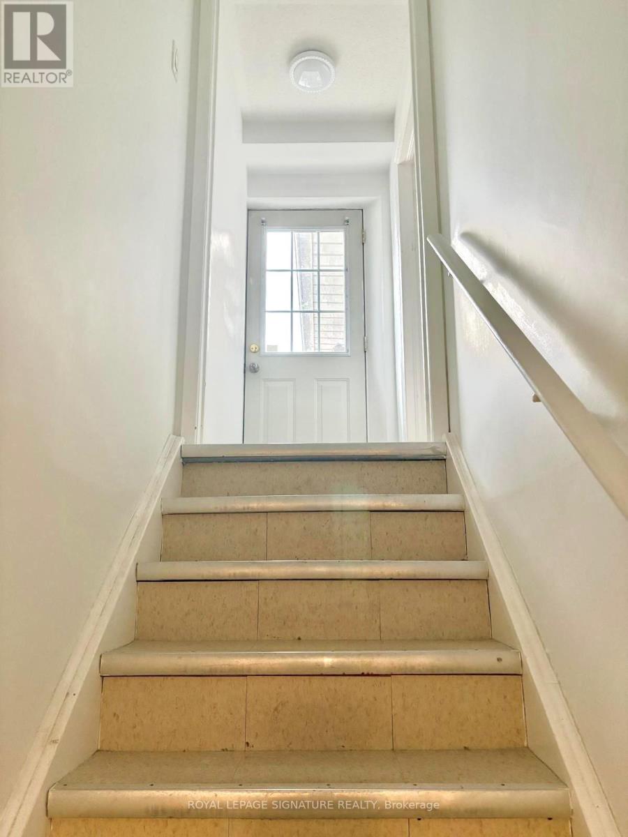 27 Dalbret Crescent, Toronto, Ontario M1T 2X2 - Photo 12 - E13223976