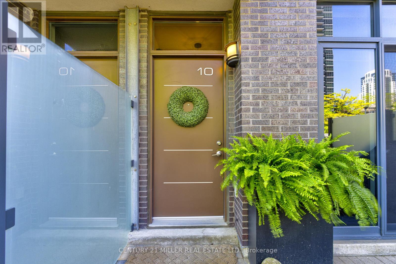 Th10 - 15 Valhalla Inn Road, Toronto, Ontario  M9B 0B3 - Photo 2 - W13223844