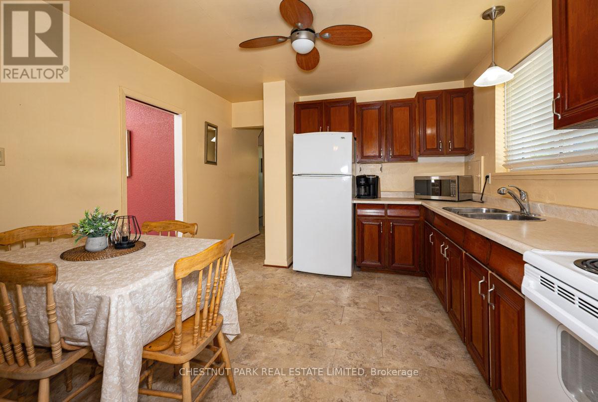 14 Vanderbrent Crescent, Toronto, Ontario  M9R 3W8 - Photo 7 - W13223850