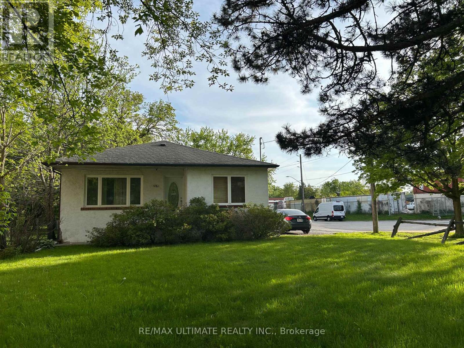 1076 Dixie Road, Mississauga, Ontario  L5E 2P4 - Photo 1 - W13224010