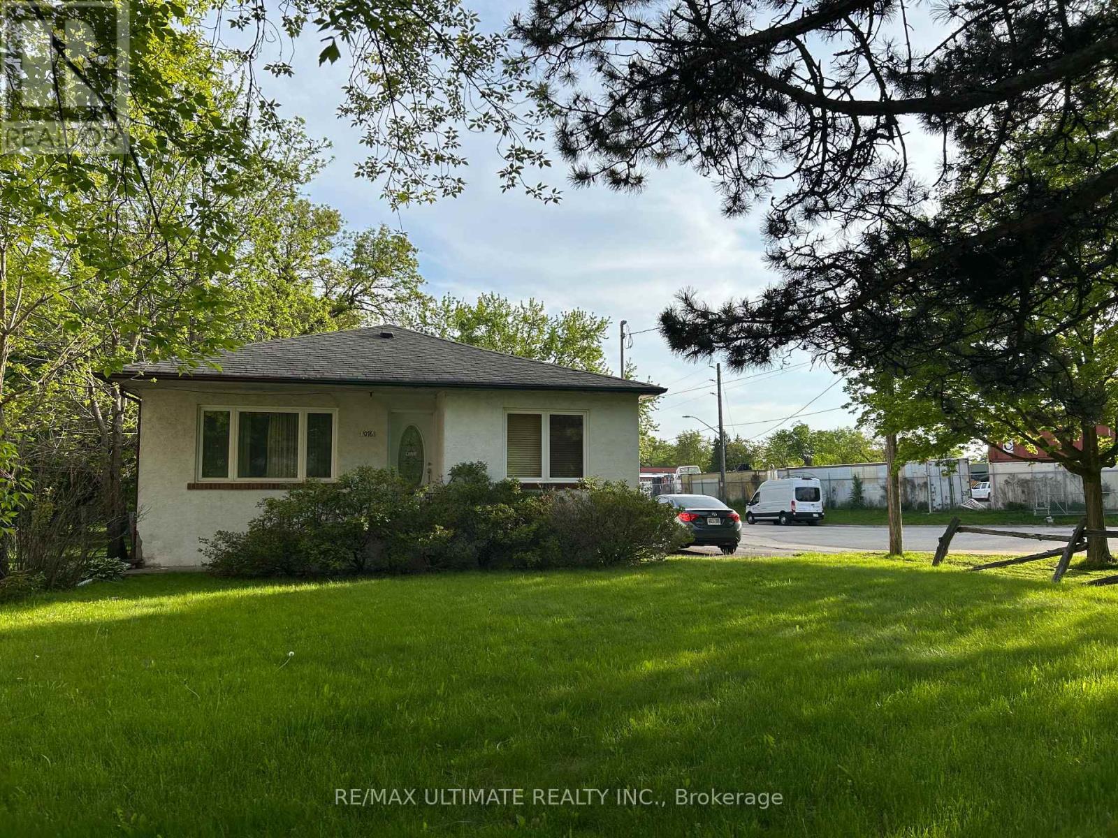 1076 Dixie Road, Mississauga, Ontario  L5E 2P4 - Photo 4 - W13224010
