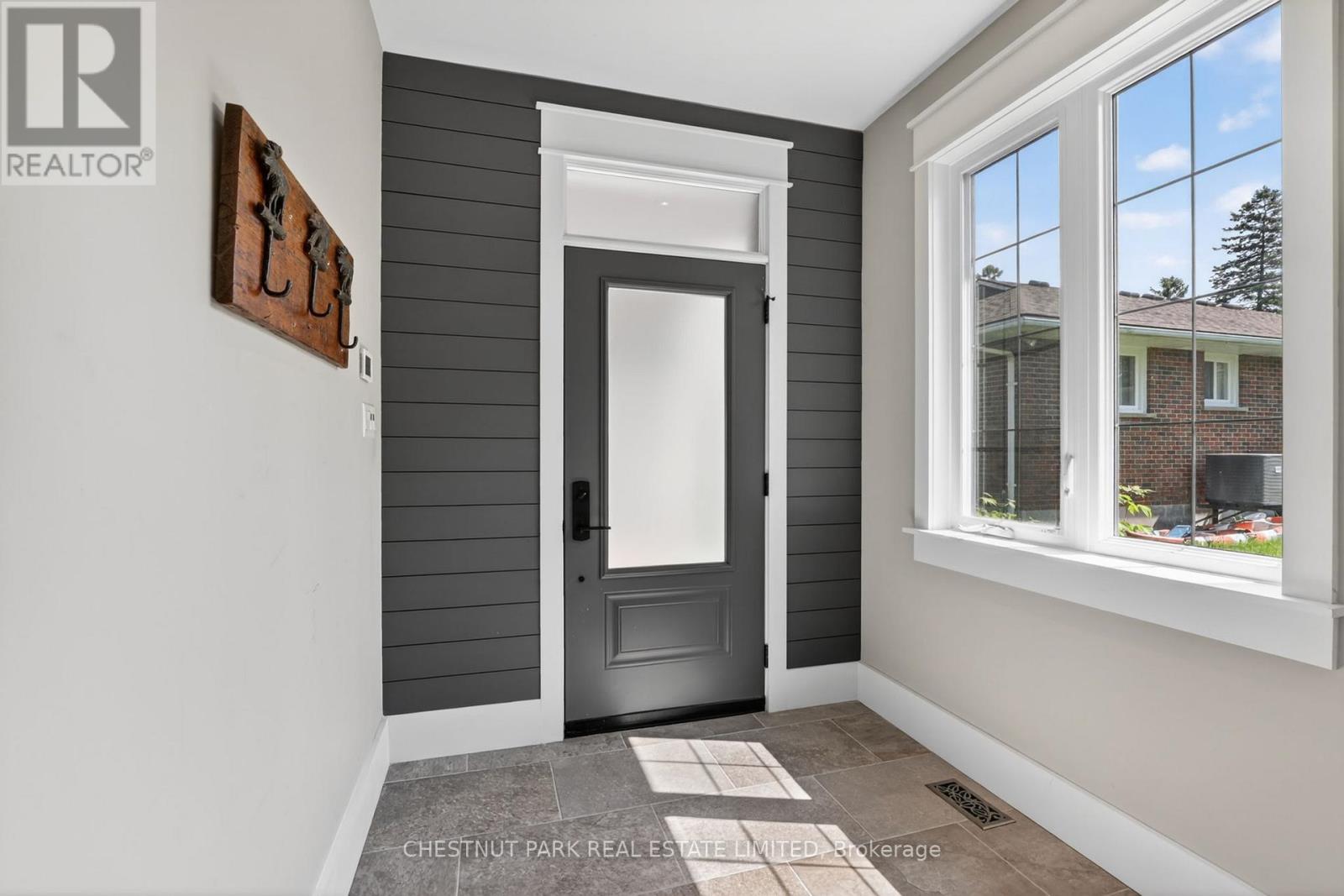 153 Riveredge Drive, Georgina, Ontario  L4P 2P4 - Photo 4 - N13224040