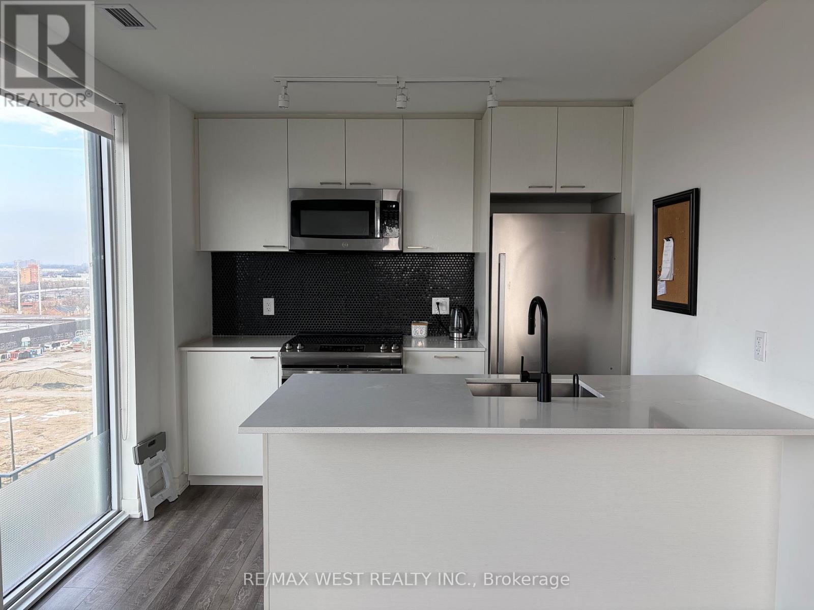 910 - 1808 St Clair Avenue W, Toronto, Ontario  M6N 0C1 - Photo 3 - W13224030