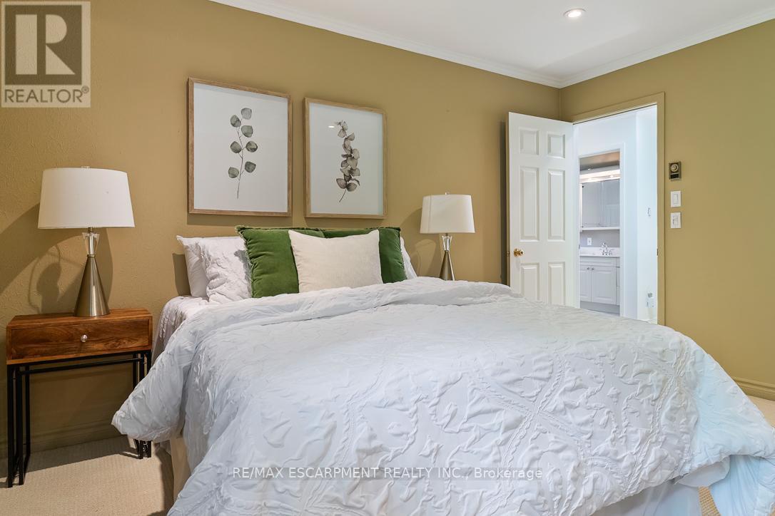 1393 Winglos Court, Mississauga, Ontario  L5C 1R2 - Photo 20 - W13224174
