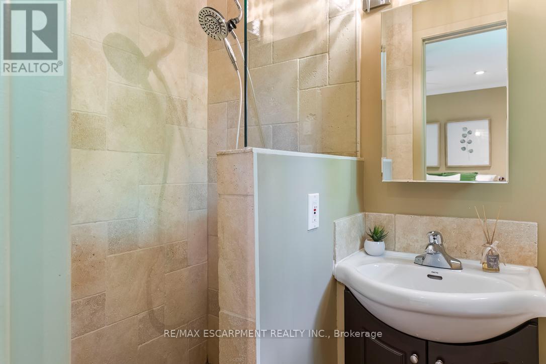 1393 Winglos Court, Mississauga, Ontario  L5C 1R2 - Photo 22 - W13224174