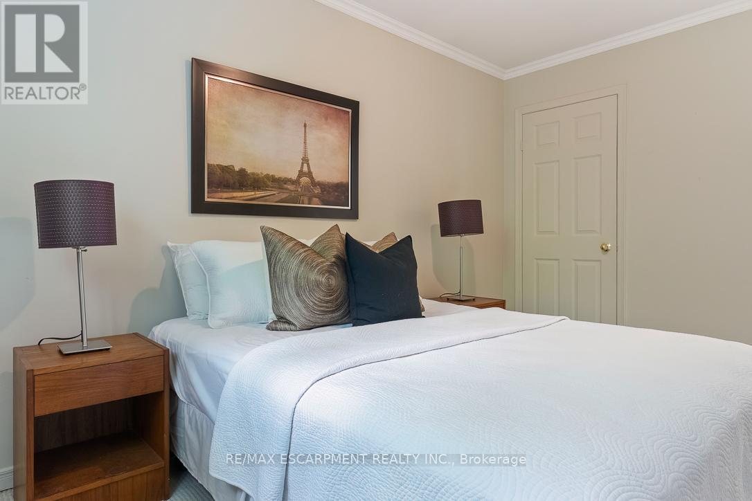 1393 Winglos Court, Mississauga, Ontario  L5C 1R2 - Photo 24 - W13224174