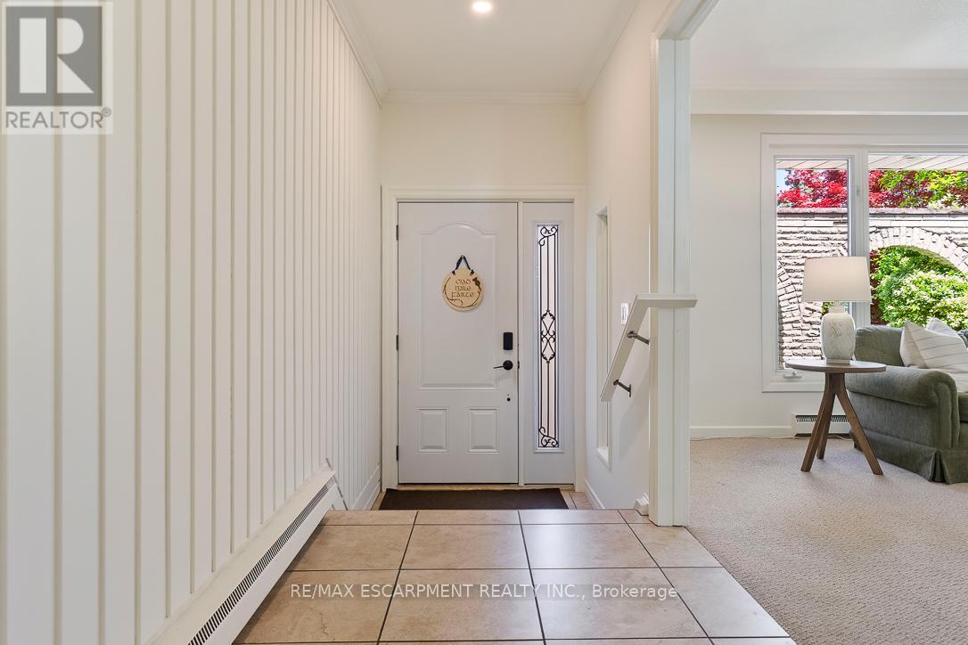 1393 Winglos Court, Mississauga, Ontario  L5C 1R2 - Photo 3 - W13224174